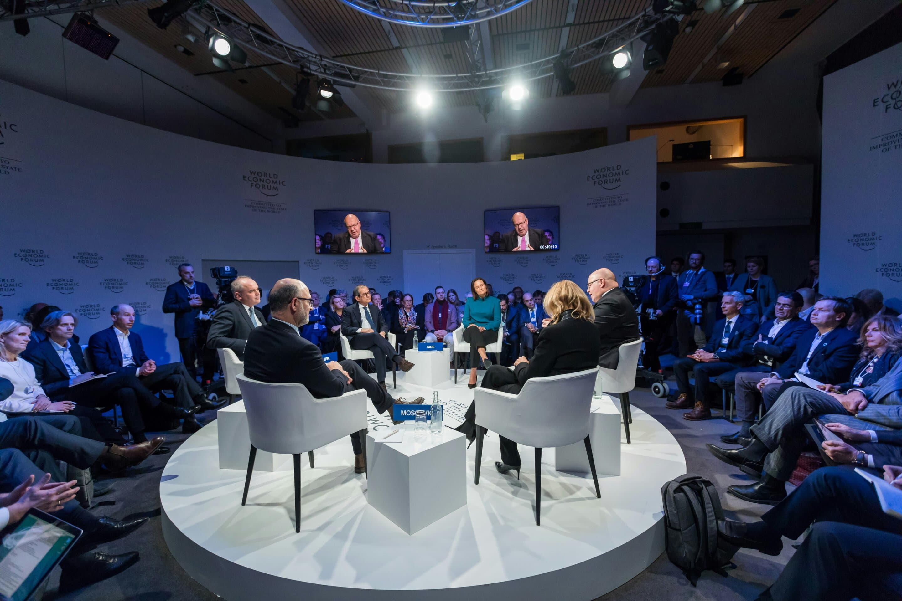 AI-generated debate replies outscore real politicians on authenticity and coherence