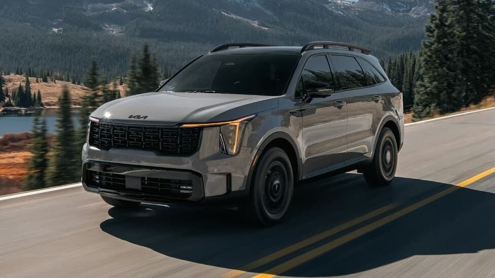 KIA की बड़ी तैयारी, भारत में लॉन्च करेगी दो नई SUV, जारी किया टीजर
